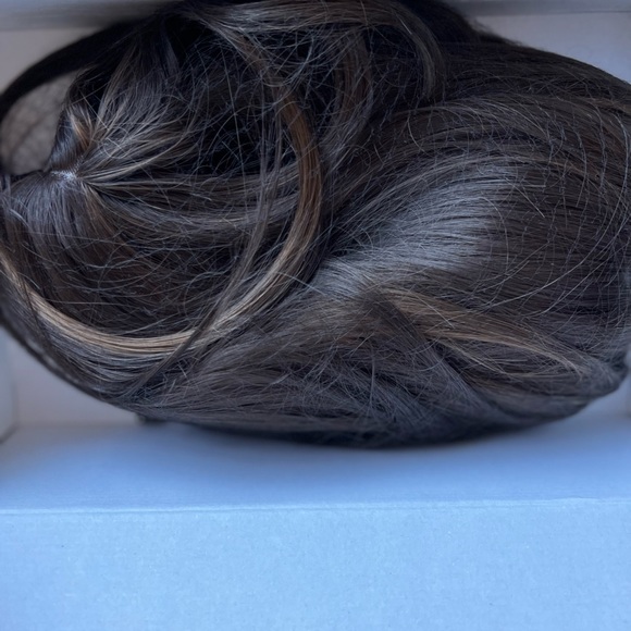 Medium Wavy Layered Cut Synthetic wig - Picture 16 of 16